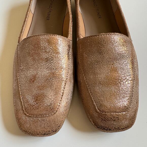 Donald Pliner DeeDee Size 7 Metallic Leather Flats Loafer EUC Gold Distressed - Picture 10 of 10